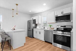 1440 Lakepointe St in Grosse Pointe Park, MI - Building Photo