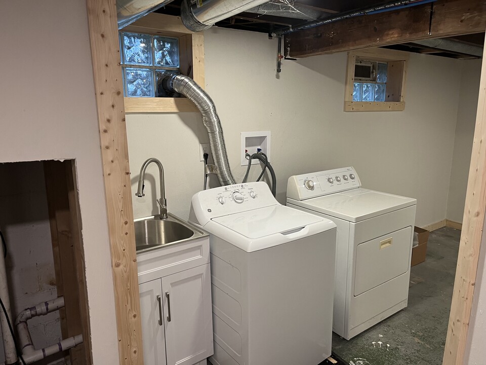 18585 Munn Rd in Chagrin Falls, OH - Building Photo