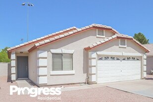 323 N Ocean Dr in Gilbert, AZ - Building Photo
