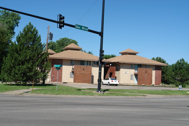 4005 W Memory Ln in Wichita, KS - Foto de edificio - Building Photo