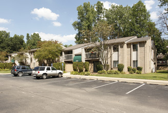 Greenwood Villa in Westland, MI - Foto de edificio - Building Photo