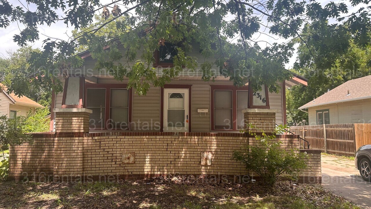 2316 W Douglas Ave in Wichita, KS - Building Photo