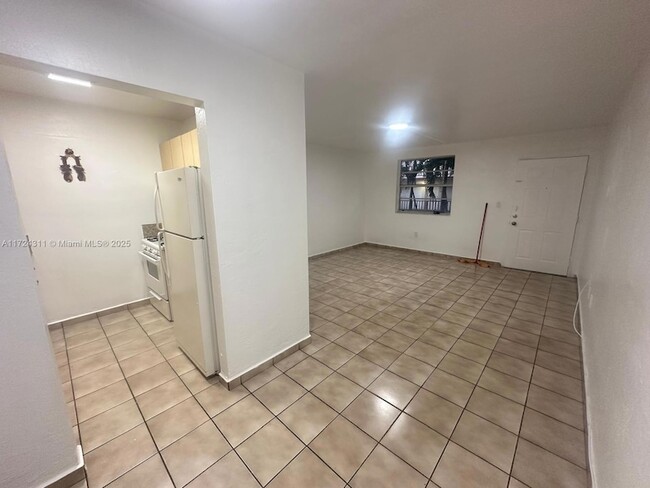 4655 Palm Ave, Unit 221 in Hialeah, FL - Building Photo - Building Photo