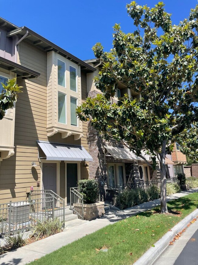 282 Tustin Field Dr in Tustin, CA - Building Photo - Building Photo