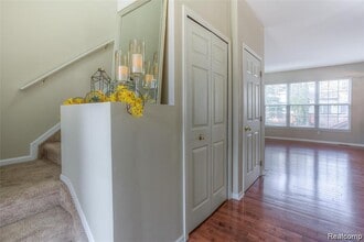 38476 Lynwood Ct in Farmington Hills, MI - Foto de edificio - Building Photo