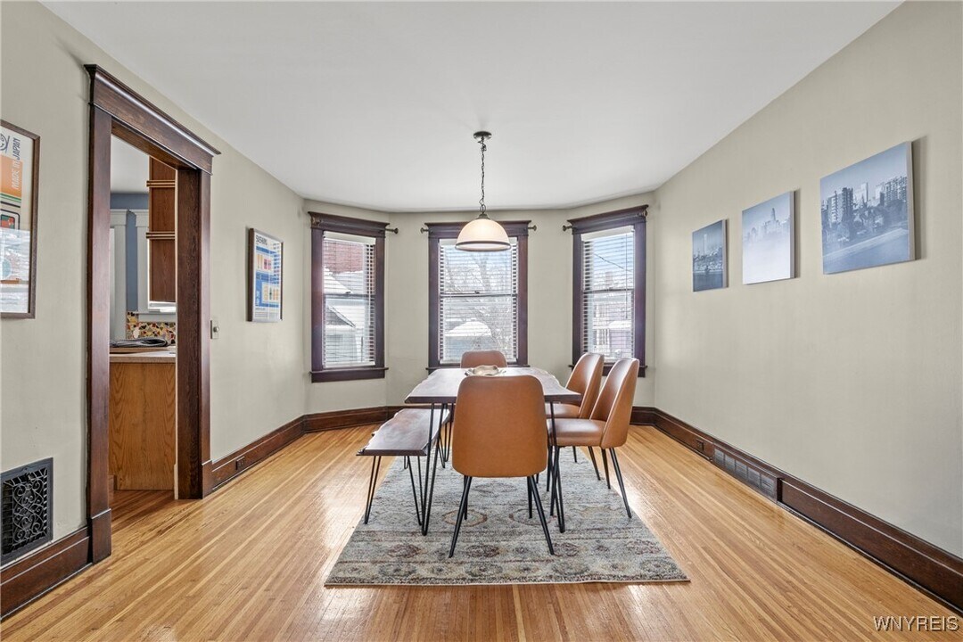 365 W Utica St in Buffalo, NY - Building Photo