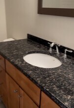 8 Anoka Ave, Unit #2A in Barrington, RI - Foto de edificio - Building Photo