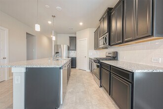 8523 Lake Groove Ln in Mont Belvieu, TX - Building Photo - Building Photo