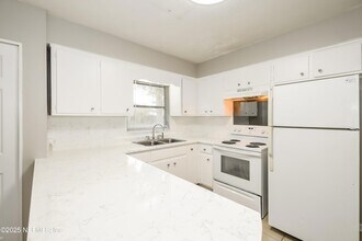 5822 Jaguar Dr W in Jacksonville, FL - Building Photo - Building Photo