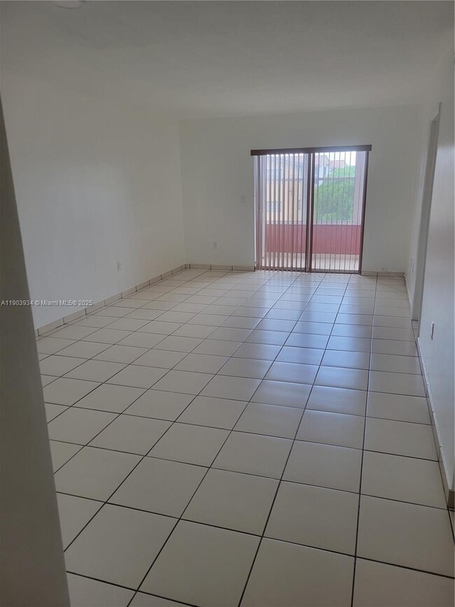 120 Royal Palm Rd, Unit 301 in Hialeah, FL - Building Photo - Building Photo