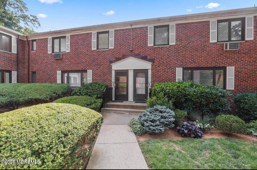 209 Manor E in Red Bank, NJ - Building Photo