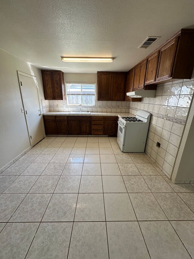 1151 Almador Terrace in Atwater, CA - Foto de edificio - Building Photo