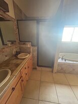 7 Esperanza Noel in Santa Fe, NM - Building Photo