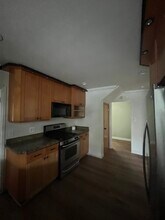 22240 Wyandotte St in Los Angeles, CA - Building Photo - Building Photo