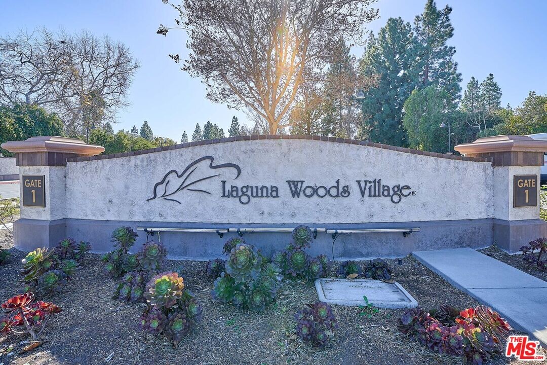 380 Avenida Castilla in Laguna Woods, CA - Building Photo