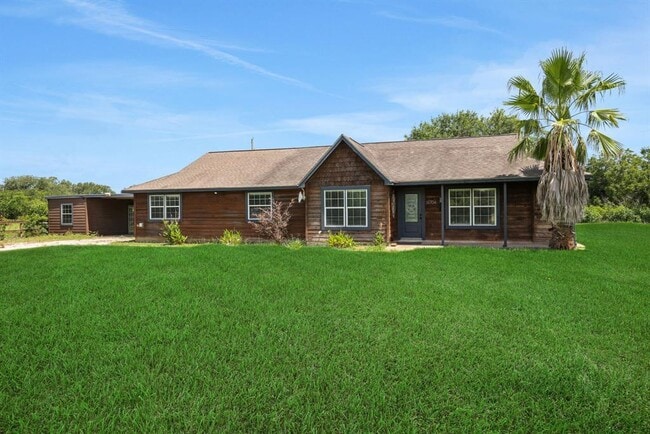 36704 Broncho Rd in Wallis, TX - Building Photo - Building Photo