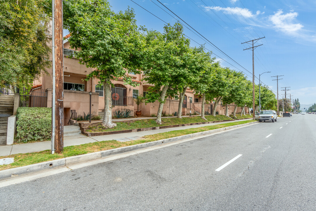 7320 Balboa Blvd in Van Nuys, CA - Building Photo