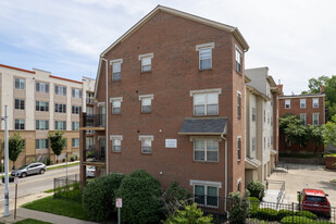 The Courtyard at E. University Condominiums Apartamentos