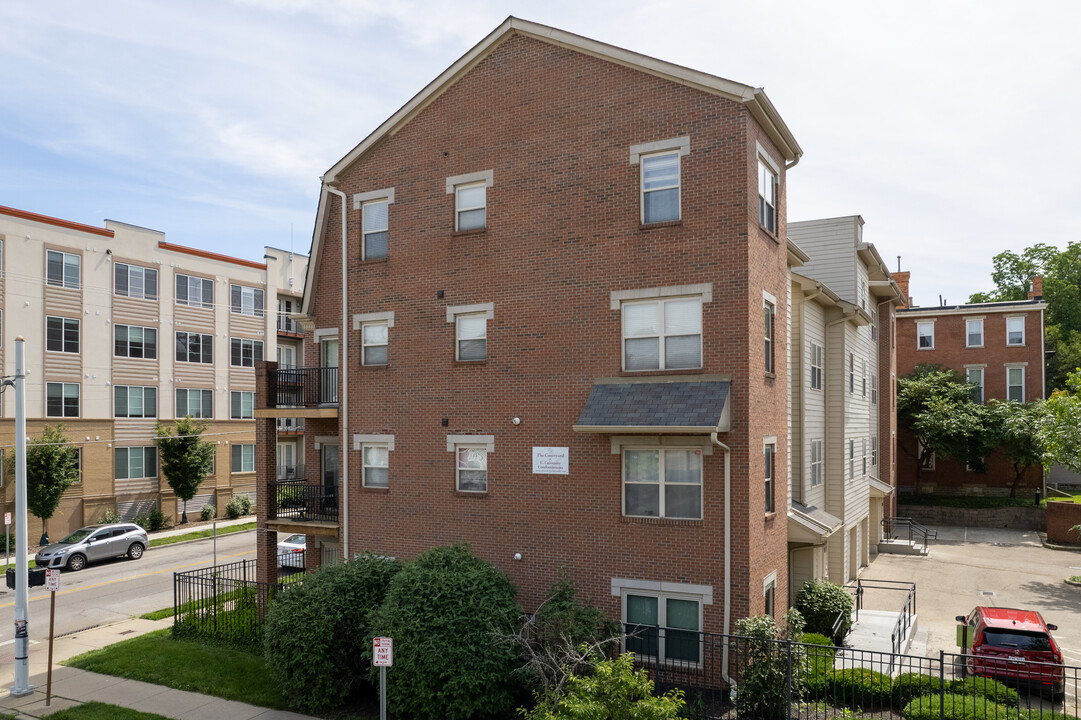 The Courtyard at E. University Condominiums in Cincinnati, OH - Foto de edificio