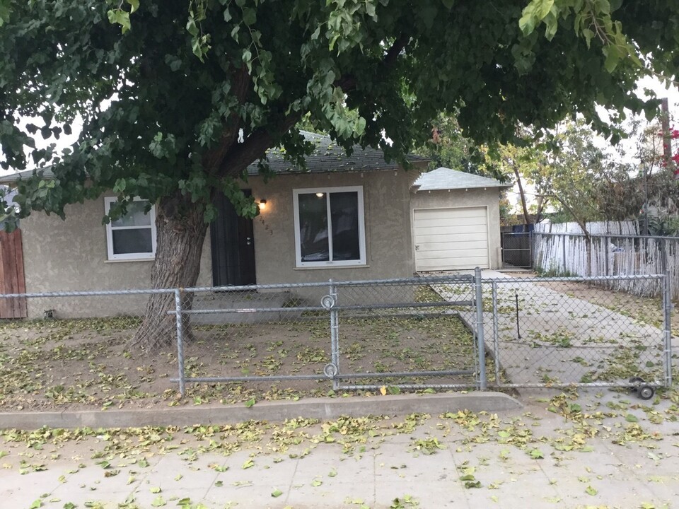 2423 E Clay Ave in Fresno, CA - Building Photo