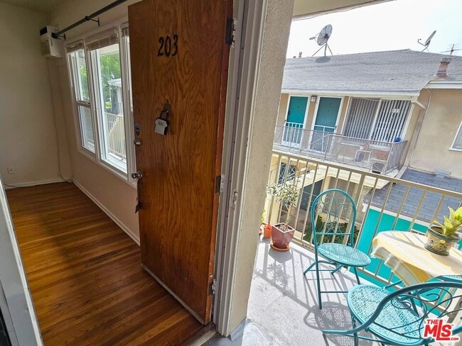 7621 Hampton Ave in West Hollywood, CA - Foto de edificio - Building Photo