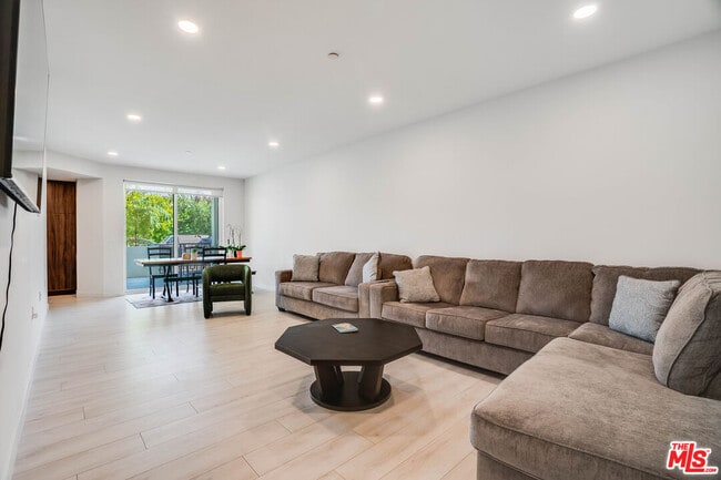 property at 1021 S Shenandoah St