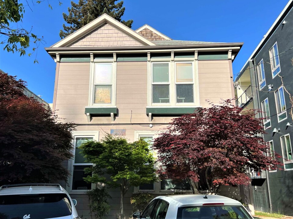 2530 College Ave, Unit 2 in Berkeley, CA - Building Photo