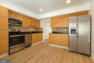 10707 Muirfield Dr in Potomac, MD - Building Photo