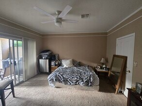 413 Mill Hollow Rd in Las Vegas, NV - Foto de edificio - Building Photo