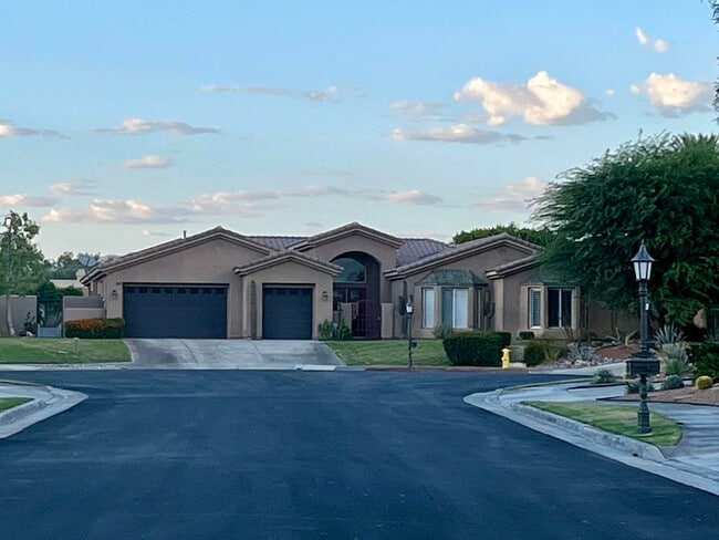property at 10 Waterloo Ct