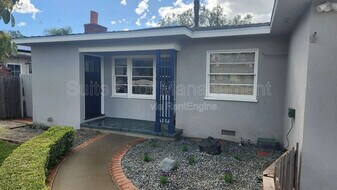 456 N Batavia St in Orange, CA - Building Photo