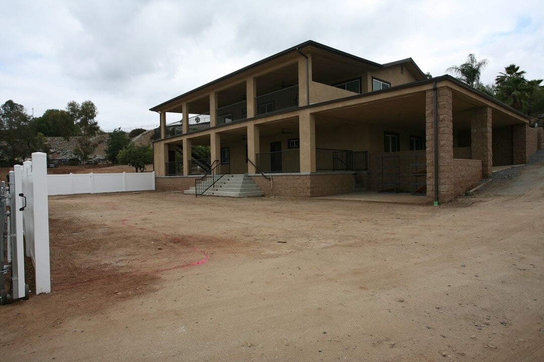 9978 Valle Caballo Ln in El Cajon, CA - Building Photo