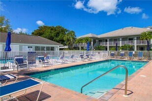 519 Roma Ct in Naples, FL - Building Photo