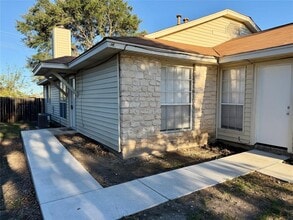1510 S Medina St in Lockhart, TX - Building Photo - Building Photo