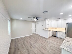 2737 E Glenrosa Ave, Unit 7 in Phoenix, AZ - Building Photo - Building Photo