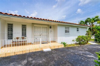1090 NW 24th Ct in Miami, FL - Building Photo - Building Photo