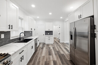 31 Elmcroft Rd in Stamford, CT - Foto de edificio - Building Photo