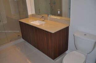 5300 NW 85th Ave in Doral, FL - Building Photo