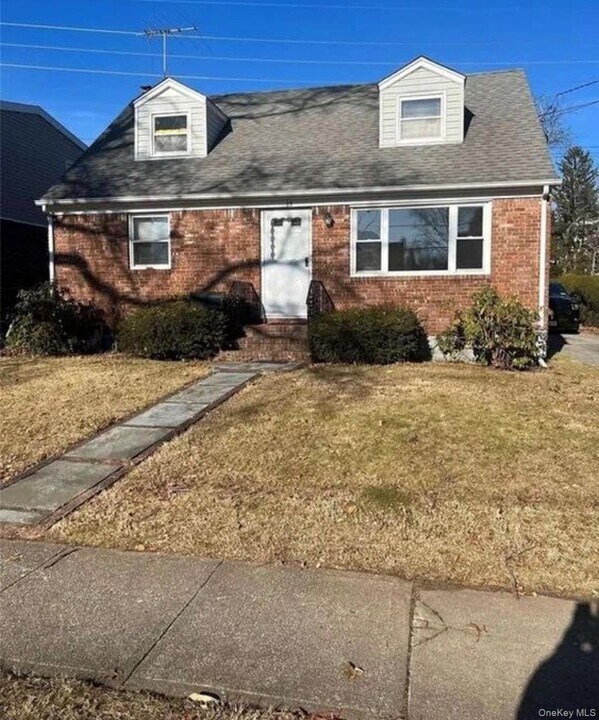 63 Madison Ave in Westbury, NY - Building Photo