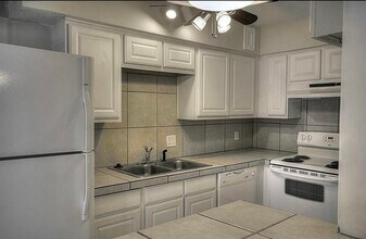 2574 Marilee Ln in Houston, TX - Building Photo - Building Photo