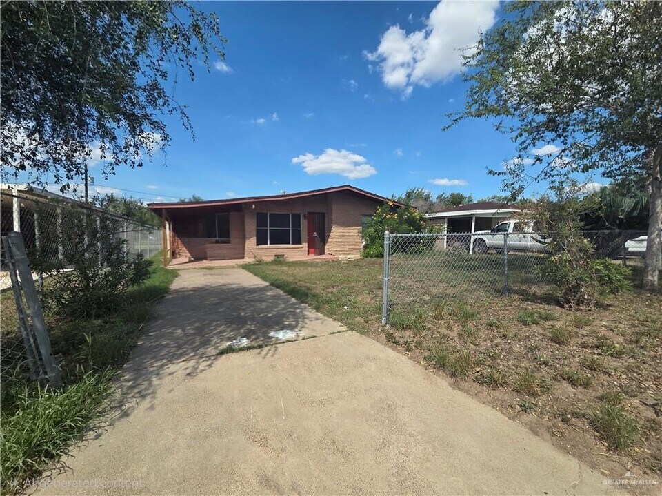 9 E Champion St in Edinburg, TX - Building Photo