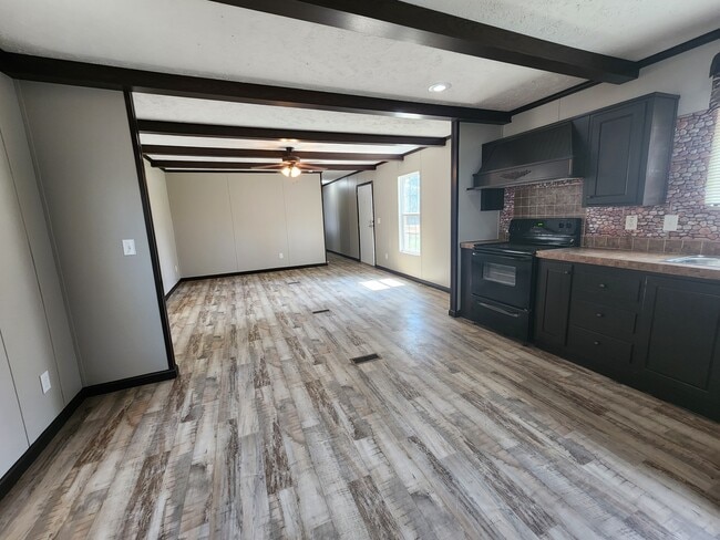 20301 Perrilloux Rd in Livingston, LA - Foto de edificio - Building Photo