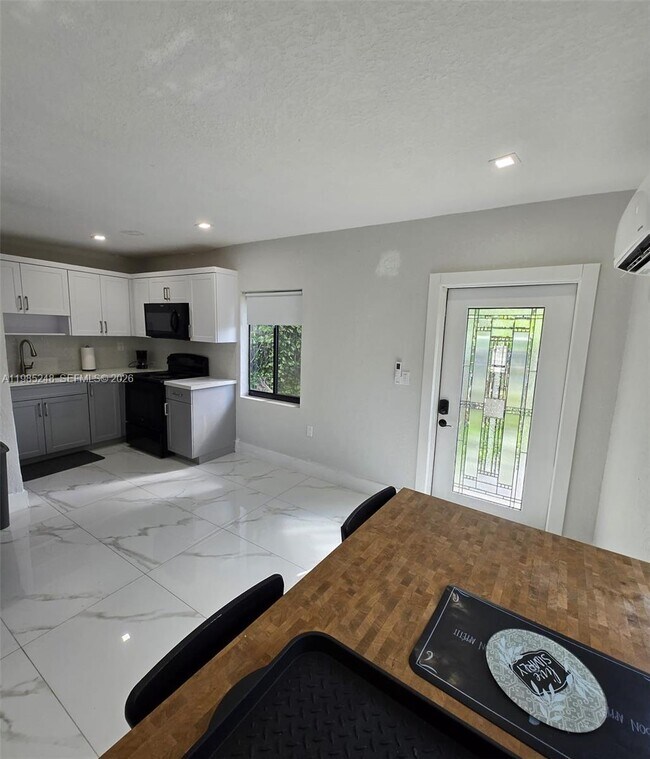 1281 NE 110th St in Miami, FL - Building Photo - Building Photo