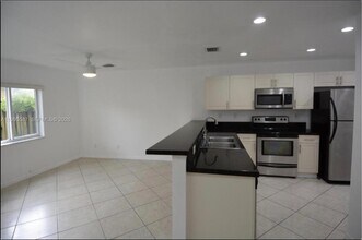 324 NE 3rd St in Hallandale Beach, FL - Building Photo - Building Photo