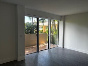 880 NE 69th St, Unit 1D in Miami, FL - Foto de edificio - Building Photo