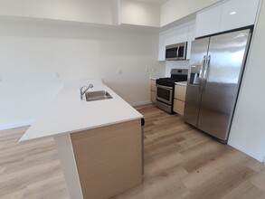 5252 Willowcrest Ave in Los Angeles, CA - Building Photo - Building Photo