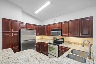 7640 Westwood Dr in Tamarac, FL - Building Photo - Building Photo