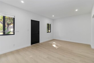 6304 SW 58th Ave in Miami, FL - Foto de edificio - Building Photo