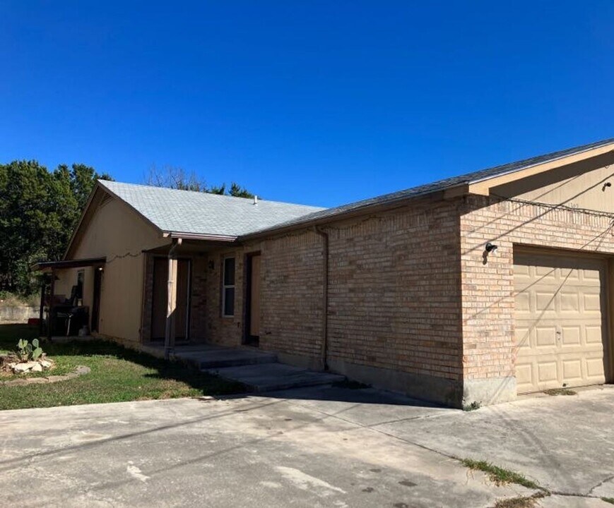 1300-1302 N Bishop St in San Marcos, TX - Building Photo