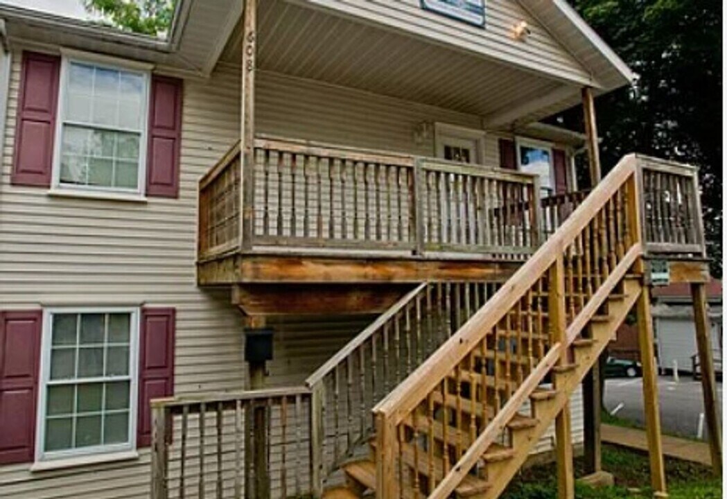 608 Clay Ln in State College, PA - Building Photo